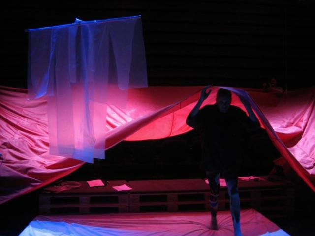 Simon Fleury. Routine, a documentation of real time. Choreography Emilia Giudicelli. Mousonturm Theater Frankfurt.