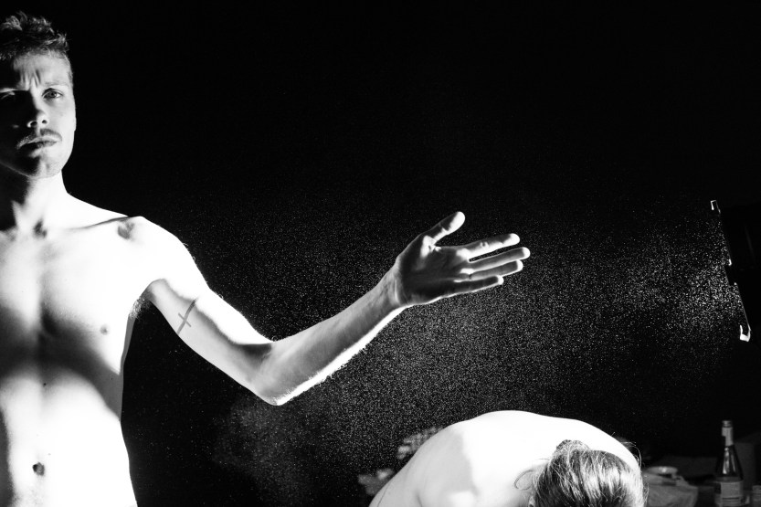 Sobject Simon Fleury Talc powder naked